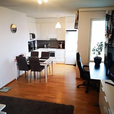 Mukava Asunto Saunalla Ja Isolla Parvekkeella!